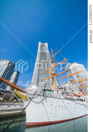 「神奈川県」みなとみらいの帆船日本丸と横浜ランドマークタワー 「神奈川県」みなとみらいの帆船日本丸と横浜ランドマークタワー 112080372