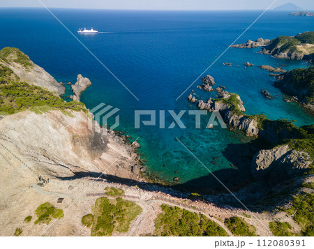 青い海と緑の森が美しい神引展望台から見る、沖を航行する大型客船（さるびあ丸）と式根島と新島の海。 112080391