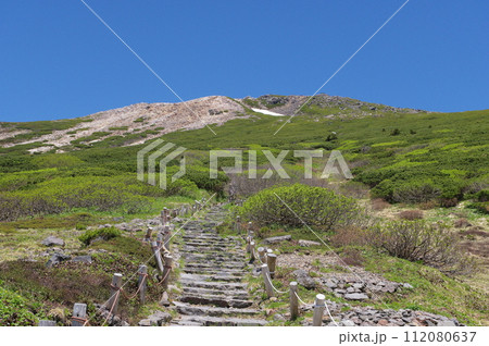 白山室堂平からの御前峰の眺め 112080637