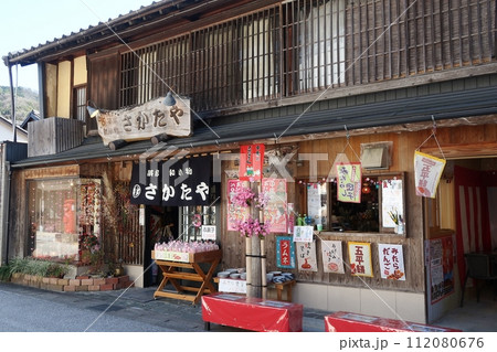中馬のおひなさま期間中の足助の商店 中馬のおひなさま期間中の足助の商店 112080676