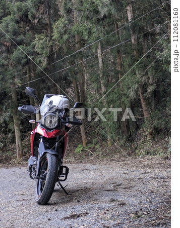 山道を走るバイク 山道を走るバイク 112081160