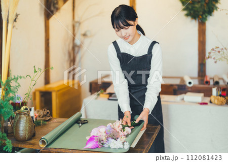 花屋で働く女性 112081423