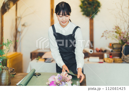 花屋で働く女性 112081425
