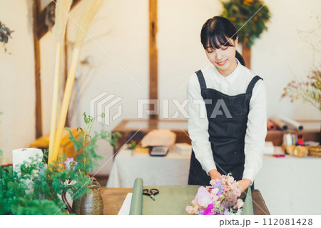 花屋で働く女性 花屋で働く女性 112081428