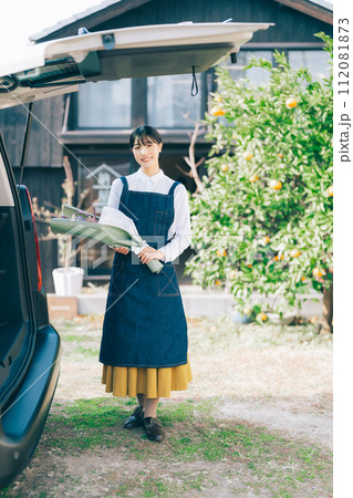 お花の配達をする女性 112081873