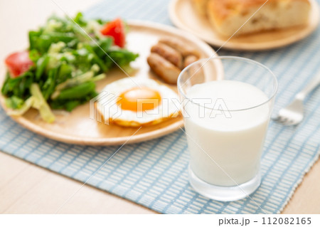 牛乳とパンの朝食イメージ 112082165