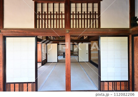 土佐国「高知城」の本丸・天守閣の内部と城下町の眺望 112082206