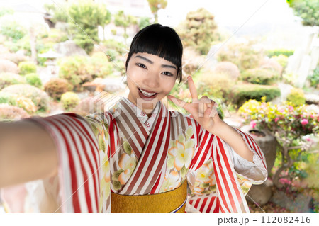 自撮りをする和服姿の女性 自撮りをする和服姿の女性 112082416