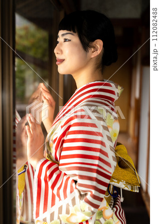 和服姿の日本女性 112082488