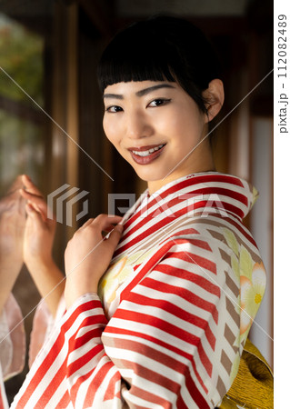 和服姿の日本女性 112082489
