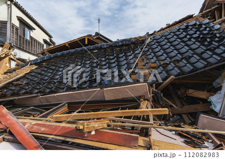 能登半島地震 倒壊した建物 112082983