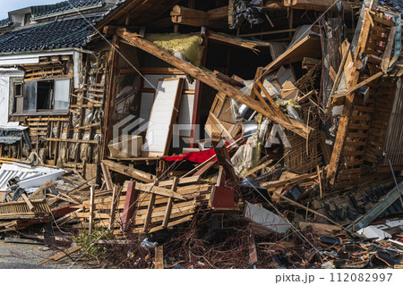 能登半島地震 倒壊した建物 112082997