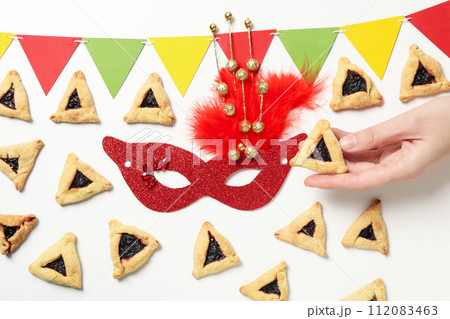 A mask with traditional cookies for the day of Purim. 112083463