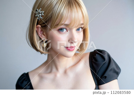 髪飾りを付けて黒いドレスを着た金髪の女性 112083580