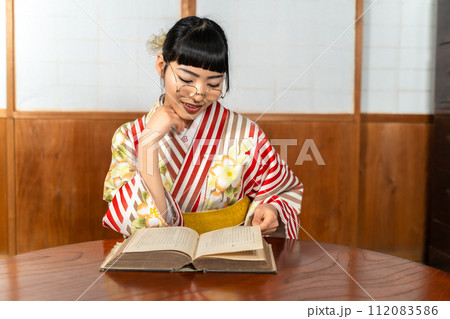 本を読む和服姿の女性 本を読む和服姿の女性 112083586