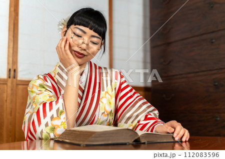 本を読む和服姿の女性 112083596