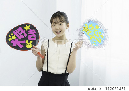 推し活　うちわを振って推しを応援する女の子 112083871