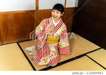 和服姿の日本女性 和服姿の日本女性 112084461