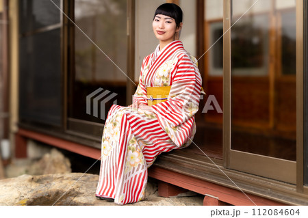 縁側に座る和服姿の女性 縁側に座る和服姿の女性 112084604