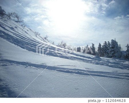 雪に覆われた斜面 雪に覆われた斜面 112084628