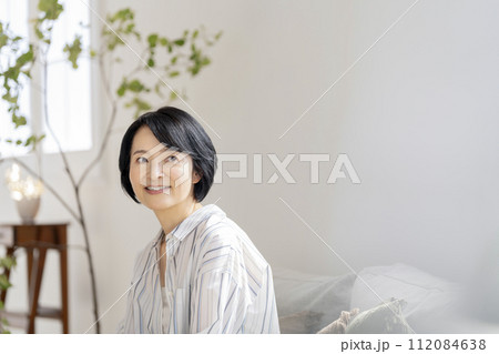 笑顔の50代前半の女性　 112084638