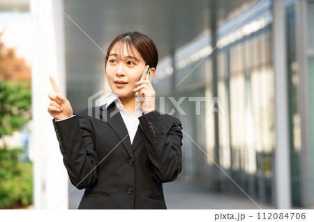 若い女性　ビジネス　新人　スマホ 112084706