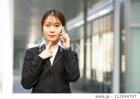 若い女性　ビジネス　新人　スマホ 112084707