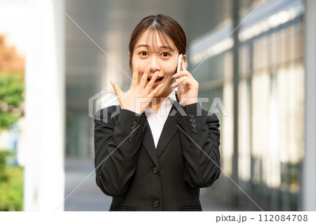 若い女性　ビジネス　新人　スマホ 112084708