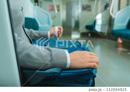 電車通学の高校生のイメージ 112084925