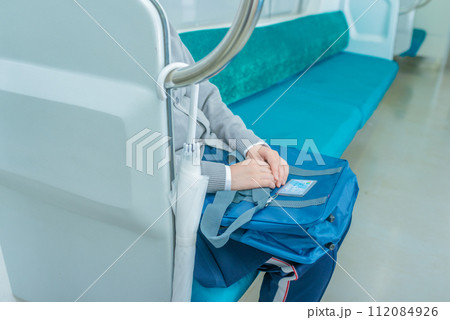 電車通学の高校生のイメージ 112084926