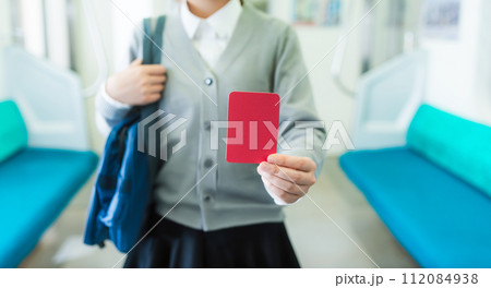 電車通学の高校生のイメージ 112084938