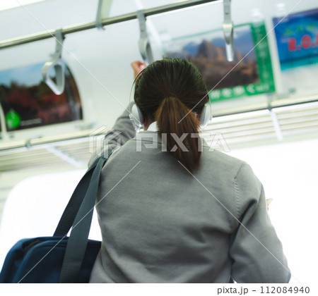 電車通学の高校生のイメージ 112084940