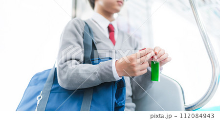 電車通学の高校生のイメージ 112084943