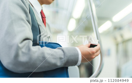 電車通学の高校生のイメージ 112084949
