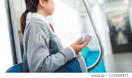 電車通学の高校生のイメージ 112084975