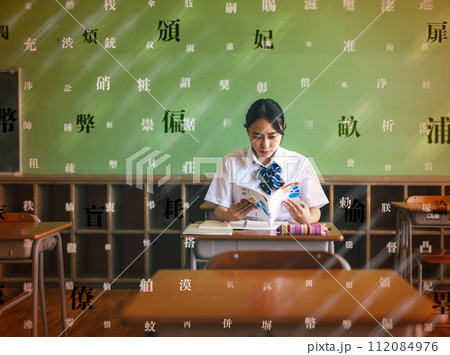 学校の教室で勉強をする高校生 112084976