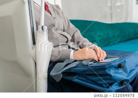 電車通学の高校生のイメージ 電車通学の高校生のイメージ 112084978