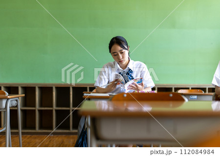学校の教室で勉強をする高校生 学校の教室で勉強をする高校生 112084984