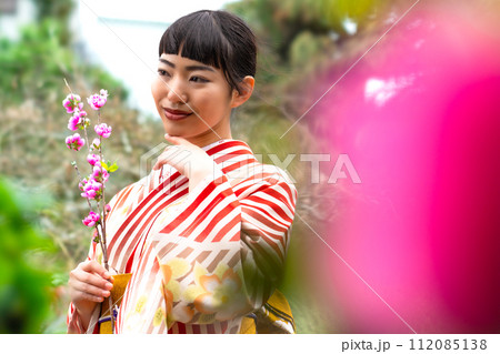 庭にたたずむ和服姿の女性 庭にたたずむ和服姿の女性 112085138