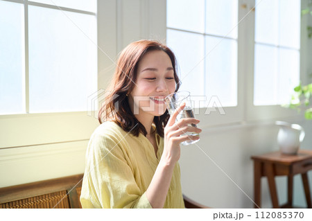 水を飲む女性 112085370