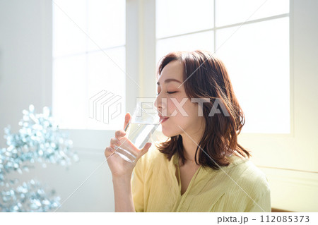 水を飲む女性 112085373