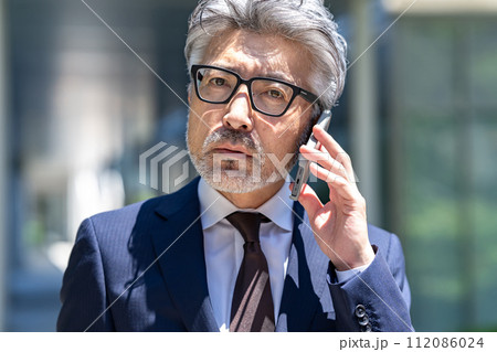 シニア男性 ビジネス スマホ シニア男性 ビジネス スマホ 112086024