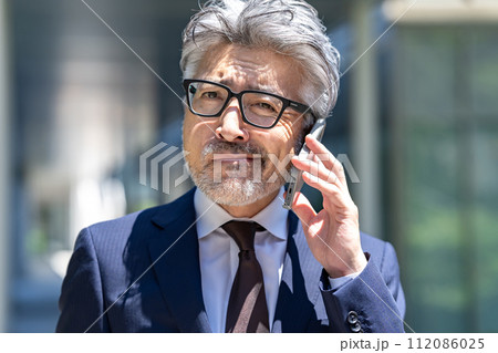 シニア男性 ビジネス スマホ シニア男性 ビジネス スマホ 112086025