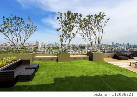 タイ・コンドミニアムの屋上ガーデン / Bangkok, Thailand タイ・コンドミニアムの屋上ガーデン / Bangkok, Thailand 112086221