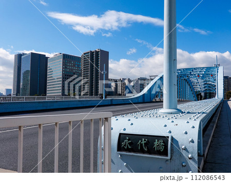 隅田川に架かる名橋 永代橋(東京都江東区) 112086543