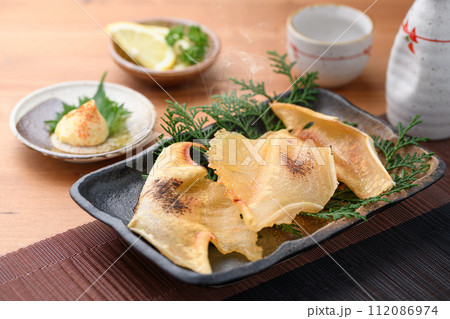 こんがり焼いた エイヒレと日本酒 こんがり焼いた エイヒレと日本酒 112086974