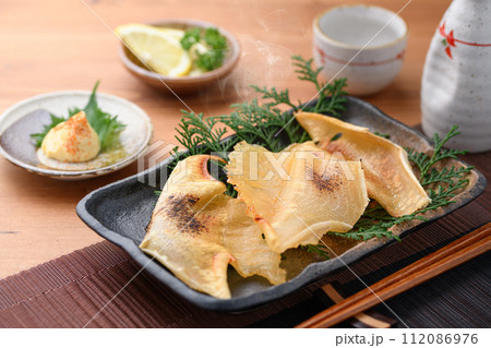こんがり焼いた エイヒレと日本酒 112086976