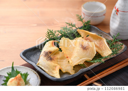 こんがり焼いた エイヒレと日本酒 112086981