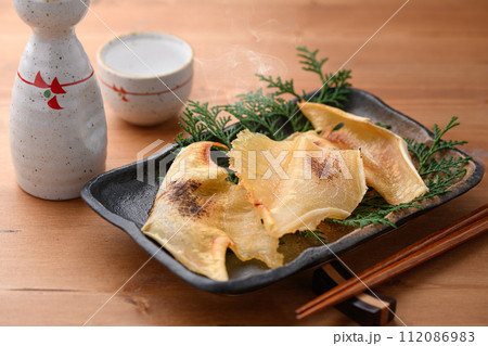 こんがり焼いた エイヒレと日本酒 112086983