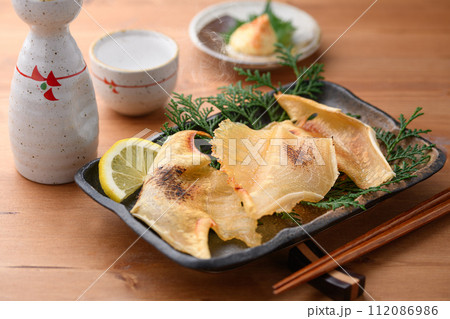 こんがり焼いた エイヒレと日本酒 112086986